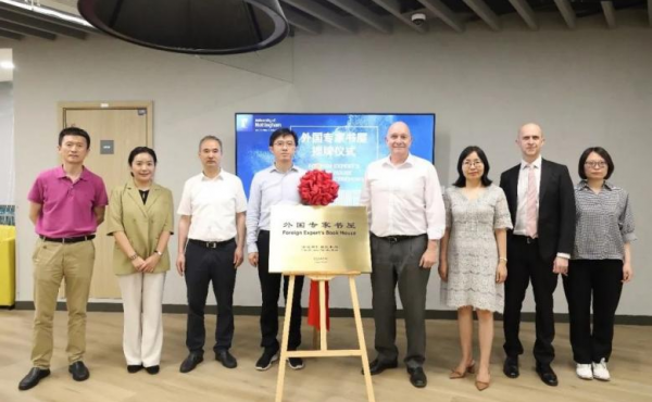 Zhejiangs erster "Foreign Expert Bookstore" in Ningbo enthüllt